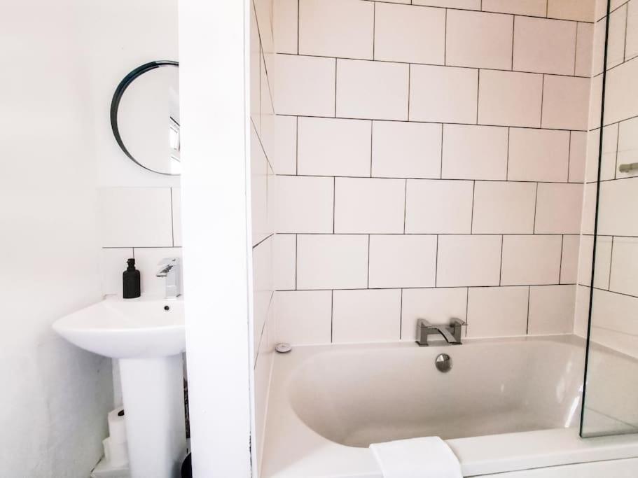 3 Bed Flat Near To Cardiff And Cardiff Bay Apartment Bagian luar foto